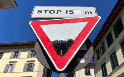 Clet Abraham trasforma i segnali stradali in dissacranti messaggi sociali